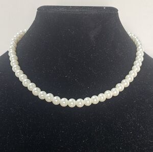 Single-strand faux pearl necklace